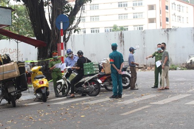 Quận Hai Bà Trưng: Phường xác nhận giấy đi đường đảm bảo nghiêm túc, nhanh gọn, đúng đối tượng