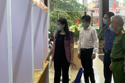 Chủ tịch Ủy ban MTTQ TP Hà Nội Nguyễn Lan Hương kiểm tra công tác bầu cử và phòng, chống dịch tại quận Tây Hồ