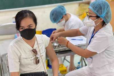 Quận Hoàng Mai tiêm vaccine Covid-19 cho hơn 5.300 người dân trong ngày 27/7