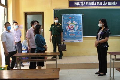 Chủ tịch Ủy ban MTTQ Việt Nam TP Hà Nội Nguyễn Lan Hương kiểm tra công tác chuẩn bị thi tốt nghiệp THPT tại quận Tây Hồ
