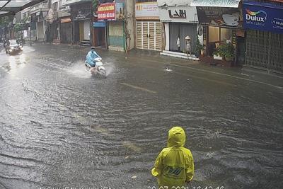 Hà Nội: Đường phố vắng tanh trong chiều mưa lớn, một số tuyến phố bị ngập
