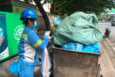 Hà Nội: Công nhân vệ sinh môi trường gồng mình trong nắng nóng