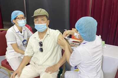 Thường trực Thành uỷ Hà Nội yêu cầu xây dựng kế hoạch tiêm vaccine với quy mô lớn