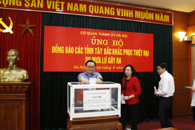 Thành ủy Hà Nội quyên góp ủng hộ đồng bào các tỉnh phía Bắc