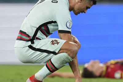 Tiếng còi kết thúc trận đấu vang lên Ronaldo ngồi gục trên sân, Bồ Đào Nha chính thức thành cựu vương EURO