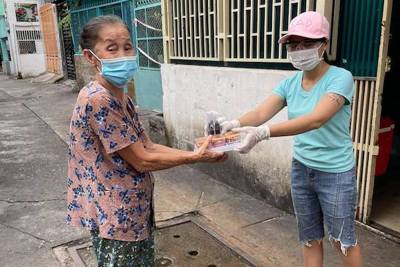 Ấm áp tình người nơi phong tỏa phòng, chống dịch Covid-19 ở TP Hồ Chí Minh