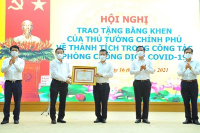 Chủ tịch UBND TP Hà Nội Chu Ngọc Anh trao Bằng khen của Thủ tướng cho các tập thể, cá nhân huyện Đông Anh có thành tích trong phòng, chống dịch Covid-19
