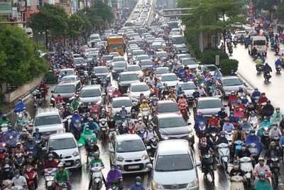 Đường phố Hà Nội ùn tắc trong mưa lớn