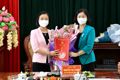 Phó Bí thư Thường trực Thành ủy Nguyễn Thị Tuyến trao các quyết định cán bộ tại Thị ủy Sơn Tây