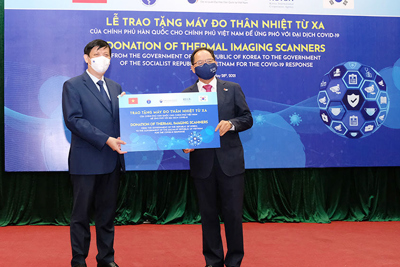Việt Nam tiếp nhận hỗ trợ 40 máy đo thân nhiệt từ xa của Hàn Quốc