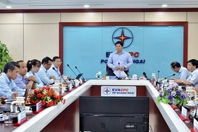Phó Chủ tịch UBND tỉnh Quảng Ngãi Trần Phước Hiền làm việc với PC Quảng Ngãi