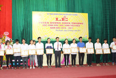 Phú Xuyên biểu dương 184 học sinh nghèo vượt khó