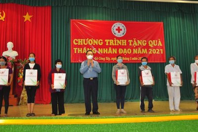 Trưởng Ban Tuyên giáo Trung ương tặng quà cho người nghèo tại Tiền Giang