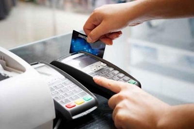 Từ 1/8, các tổ chức tín dụng phải giảm phí giao dịch trên ATM, POS, chuyển khoản liên ngân hàng