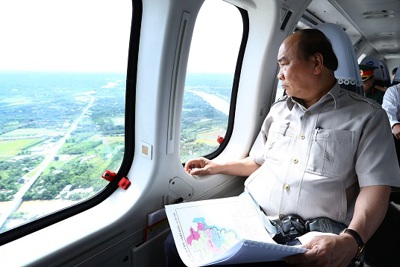 Thủ tướng thị sát vùng Đồng bằng sông Cửu Long bằng trực thăng