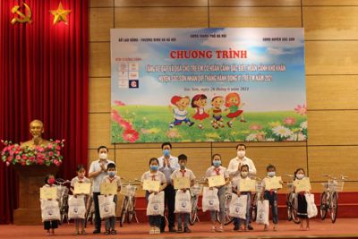 Phó Chủ tịch UBND TP Hà Nội Chử Xuân Dũng tặng xe đạp và quà cho trẻ em