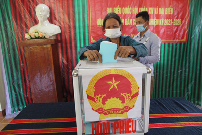 Quảng Nam: Người dân 6 xã biên giới huyện Nam Giang nô nức đi bầu cử sớm