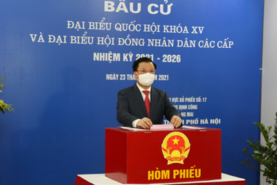 Ủy viên Bộ Chính trị, Bí thư Thành uỷ Đinh Tiến Dũng bỏ phiếu bầu cử tại khu vực bỏ phiếu số 17 (phường Định Công, quận Hoàng Mai)