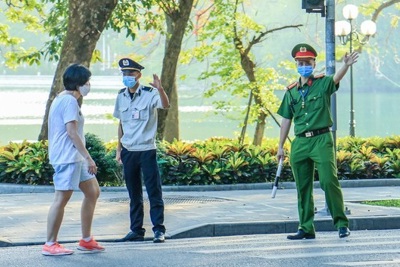 Hà Nội: Tập thể dục sớm quanh hồ Hoàn Kiếm, nhiều người bị nhắc nhở, xử phạt