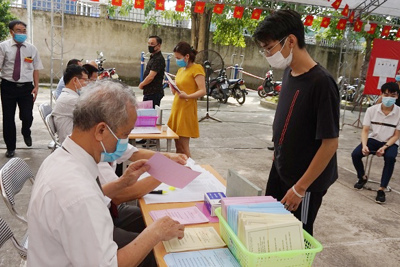 Hơn 100 tập thể, cá nhân quận Long Biên được khen thưởng về công tác bầu cử