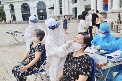 Hà Nội: Xét nghiệm 383 người liên quan F0 làm bảo vệ siêu thị Vinmart, Royal City