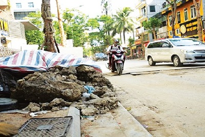 Dự án cải tạo đường Lê Văn Thiêm: Đơn vị thi công “quên” hoàn trả vỉa hè