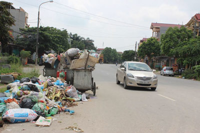 Sơn Tây: Rác thải ùn ứ ở nhiều nơi