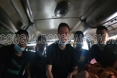 Đồng Nai: Phát hiện 5 người Trung Quốc trốn trong thùng carton trên xe khách, nhập cảnh vào Việt Nam