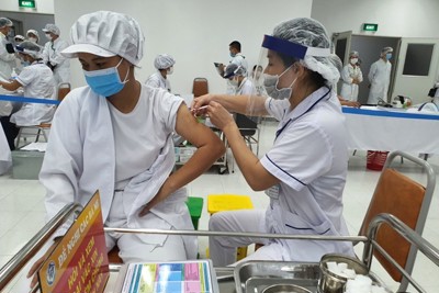 Huyện Mê Linh: 1.800 công nhân Khu công nghiệp Quang Minh tiêm vaccine Covid-19
