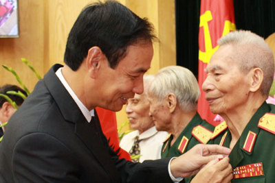 Trao Huy hiệu 70 năm tuổi Đảng cho đảng viên lão thành