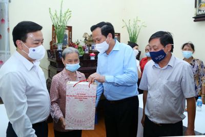 Bộ trưởng Bộ LĐTB&XH Đào Ngọc Dung, Phó Chủ tịch UBND TP Hà Nội Chử Xuân Dũng thăm, tặng quà người có công
