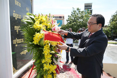 Đoàn đại biểu cấp cao TP Hà Nội dâng hương tại Đài Hữu nghị Campuchia - Việt Nam