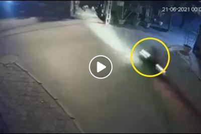 [Clip] Phóng xe với tốc độ cao, nam thanh niên mất lái tông vào cột điện
