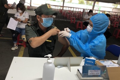Kiên Giang: Hàng nghìn công nhân, người bán vé số được tiêm vaccine phòng Covid-19