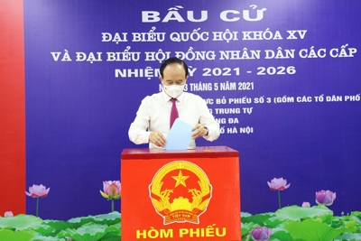 Hình ảnh Chủ tịch HĐND TP Hà Nội Nguyễn Ngọc Tuấn và cử tri thực hiện quyền, trách nhiệm của công dân trong ngày bầu cử