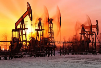 Nguồn cung dư thừa khiến giá dầu thế giới khó phục hồi