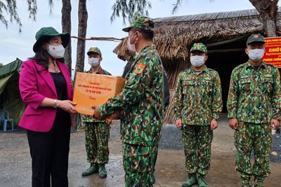 Phó Chủ tịch nước Võ Thị Ánh Xuân thăm, tặng quà các chốt phòng,  chống dịch Covid-19 tại Kiên Giang