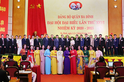 Tặng thưởng Huân chương Độc lập cho Nhân dân, cán bộ hai quận Hoàn Kiếm, Ba Đình