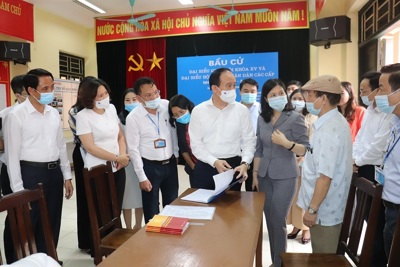 Chủ tịch Ủy ban Bầu cử TP Nguyễn Ngọc Tuấn kiểm tra tại quận Cầu Giấy: Tránh bỏ sót hoặc không đúng đối tượng cử tri