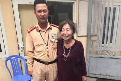 Cụ bà người Nhật bị lạc đường được cảnh sát giao thông giúp đỡ