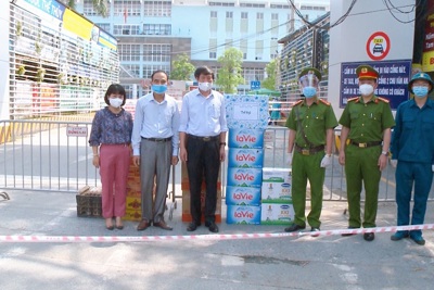 Thăm và tặng quà tại chốt kiểm soát dịch bệnh Covid-19 ở huyện Thanh Trì