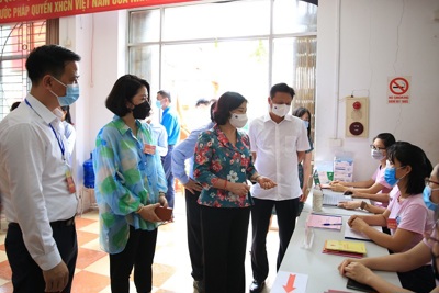 Phó Bí thư Thường trực Thành ủy Hà Nội Nguyễn Thị Tuyến kiểm tra công tác chuẩn bị bầu cử tại huyện Đông Anh