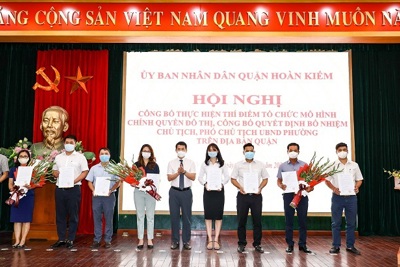 Quận Hoàn Kiếm công bố quyết định bổ nhiệm 16 Chủ tịch, 35 Phó Chủ tịch UBND phường