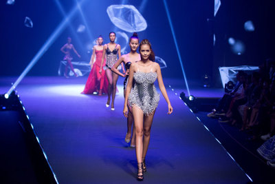Những đôi chân “gây bão” của Vietnam’s next top model 2017