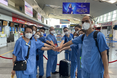Đoàn y bác sĩ Bệnh viện Trung ương Huế lên đường chi viện Bắc Giang chống dịch