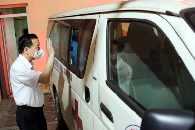Chùm ảnh: Chủ tịch UBND TP Chu Ngọc Anh tiễn "đội đặc nhiệm" của Hà Nội lên đường hỗ trợ Bắc Giang chống dịch Covid-19