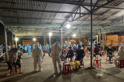 Liên quan 5 ca Covid-19 ở Quảng Ngãi, Đà Nẵng xuyên đêm xét nghiệm cho dân cảng cá