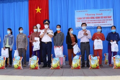Bộ tư lệnh Vùng Cảnh sát biển 2 tặng quà cho ngư dân Quảng Ngãi