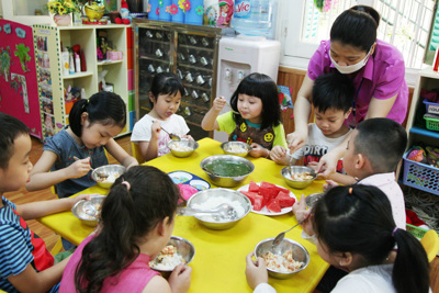 Nguy cơ thực phẩm bẩn vào bếp ăn trường học: Cần phải giám sát chặt chẽ