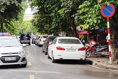 Lòng đường phố Trần Huy Liệu bị ô tô... chiếm dụng